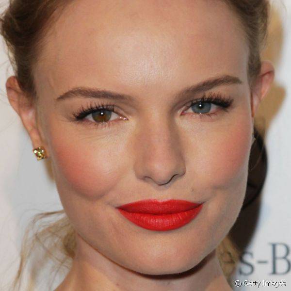 Uma cor característica da festa é o vermelho e é nos lábios que ele ganha sua forma mais tradicional - aposte no tom alaranjado que é tendência e já foi usado por Kate Bosworth